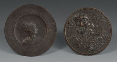 null 168 Deux médaillons en métal patiné, l’un à décor d’un profil de soldat romain,...