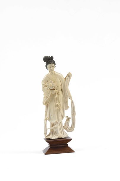 null 170 Kwan Yin en ivoire. Hauteur : 18,5 cm