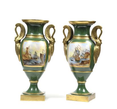null 176 SEVRES, genre de Paire de vases de forme balustre à deux anses en forme...