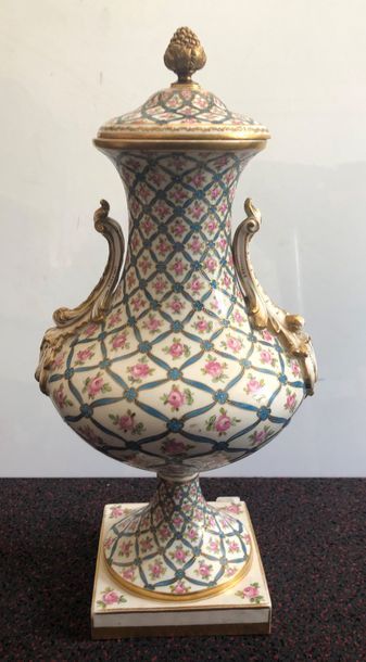 null 183 SEVRES, genre de Vase de forme balustre couvert en porcelaine à décor polychrome...