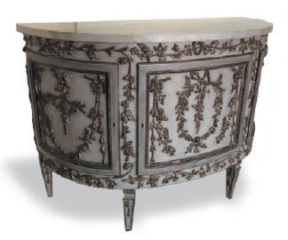 null 185bis Commode de forme demi-lune en bois peint et argenté, à décor sculpté...