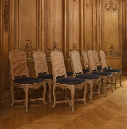 null 186 Suite de dix chaises cannées en bois sculpté à décor asymétrique de cartouches,...