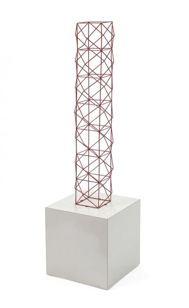 null 200 Sculpture en acier tubulaire courbe laqué rouge, socle carré en bois blanc....