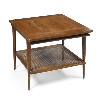 null 211 John WIDDICOMB (XXe siècle) Table basse carrée à pieds fuselés et tablette...