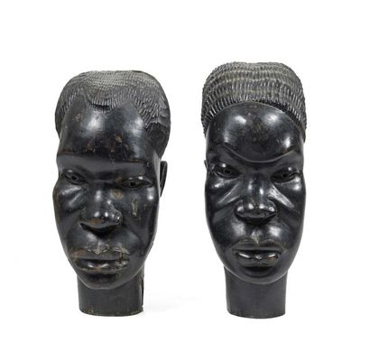 null 218 Joseph BANSIMBA (XXe-XXIe siècles) Deux têtes africaines. Bois teinté noir,...