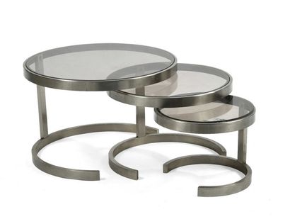 null 252 Trois tables gigogne de forme ronde en métal chromé, dessus de verre fumé...