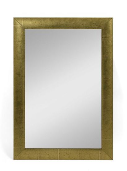 null 267 Grand miroir en métal doré. Hauteur : 101,5 cm - Largeur : 71 cm