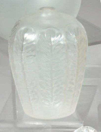 René Lalique « Tournai » (1924) Vase en verre incolore pressé moulé partiellement...