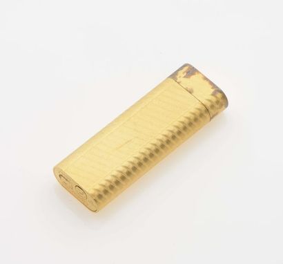 null CARTIER Briquet modèle Must de Cartier en métal doré à décor guilloché, oxydations,...