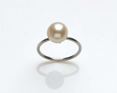 null Bague en platine (900‰), sertie d'une perle de culture. Diamètre de la perle :...