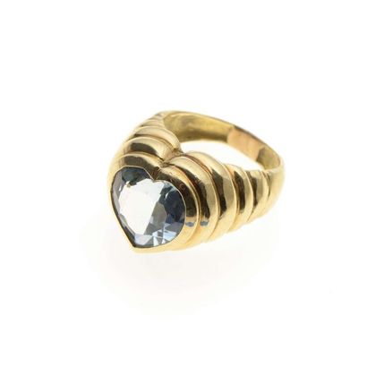 null Bague en or jaune 18K (750‰), sertie d'une topaze (traitée) de couleur bleue,...