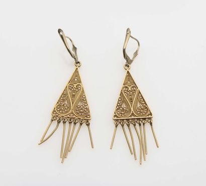 null Paire de pendants d'oreilles en or 9K (375K), de forme triangulaire décorés...