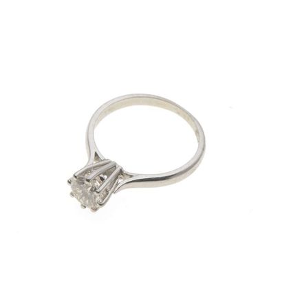 null Solitaire en or gris 18K (750‰), serti d'un diamant de taille moderne, pesant...