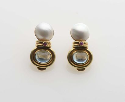 null Paire de clips d'oreilles en or jaune 18K (750‰), parés de cabochons d'aigue-marine...