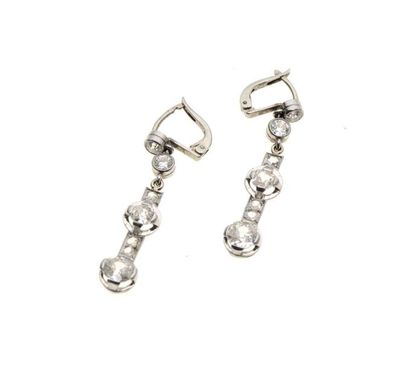 null Paire de pendants d'oreilles en or gris 18K (750‰) ornés de quatorze diamants...