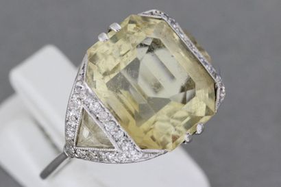 null Bague en or ornée d’une citrine épaulée de citrines taillées en triangle et...