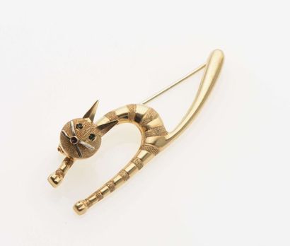 null Broche zoomorphe en or jaune 18K (750‰) représentant un chat effarouché, les...