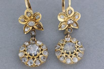 null Paire de boucles d'oreilles en or à motifs de fleurs d'époque du XIXe siècle,...