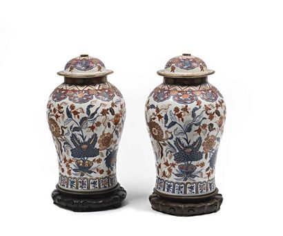 null Paire de vases balustre en porcelaine Imari.
Haut : 63cm