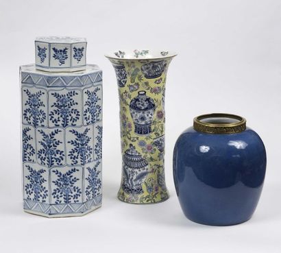null CHINE Vase corné en porcelaine à décor de fleurs et de vases en émail sur fond...