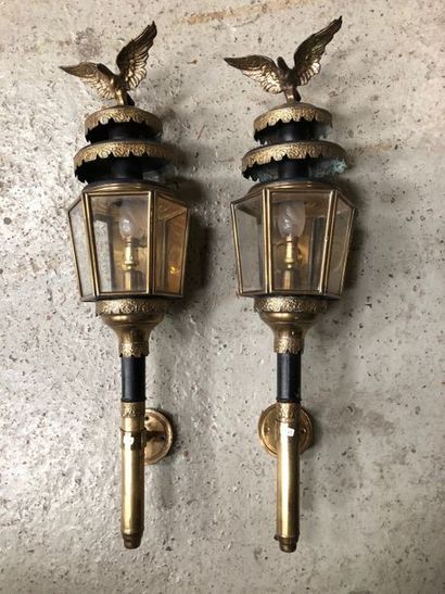null Deux lanternes de calèche en métal doré en laiton doré et taule laquée noir...