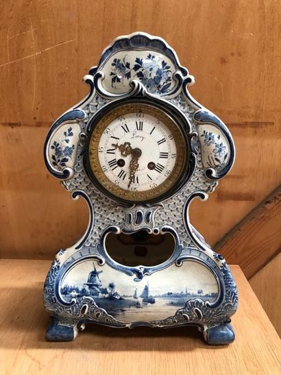 null Pendule en porcelaine de Delft 

Style Louis XV 

mouvement et cadran Leroy...