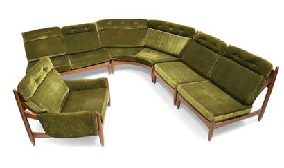 null 245 Harvey PROBBER (1922-2003) Grand canapé d’angle en bois et velours vert...