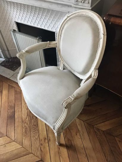 null Deux fauteuils en bois laqués beige de style LOUIS XVI.