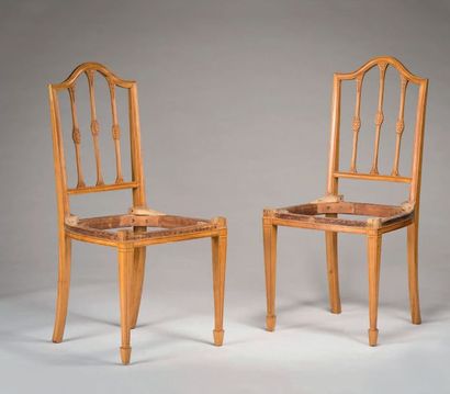 null Paire de bois de chaises à dossier barrette en merisier mouluré à décor sculpté...
