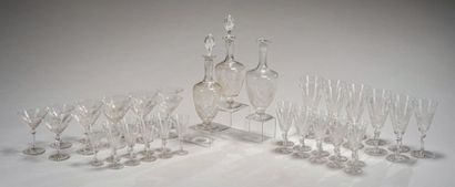 BACCARAT Service de verres en cristal à décor facetté de croisillons et palmes comprenant:...