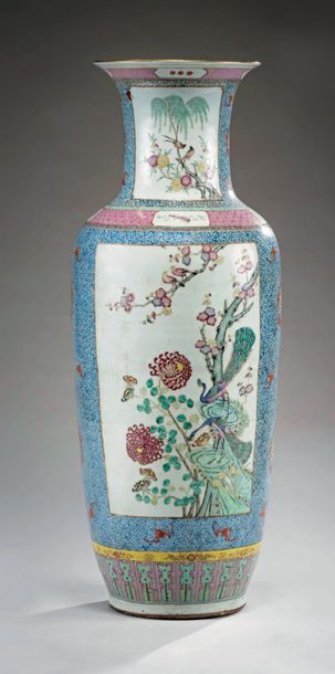 CHINE Important vase balustre en porcelaine à décor polychrome aux émaux de la famille...