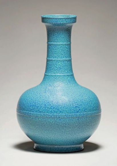CHINE Vase bouteille en porcelaine émaillée «oeuf de rougegorge «, la panse et le...