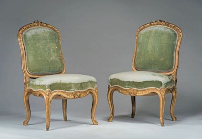 null Paire de larges chaises à dossier plat en bois sculpté et doré à décor de cartouches...