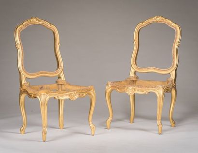 null Paire de bois de chaises à dossier plat en bois sculpté et redoré à décor de...