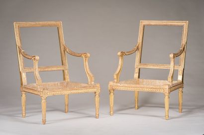 null Paire de bois de fauteuils à dossier plat en bois sculpté et redoré à décor...