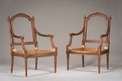 null Paire de bois de fauteuils à dossier plat en noyer finement sculpté de rais-de-coeur...