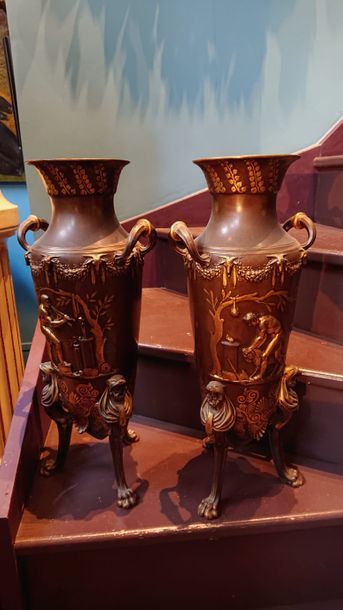 null F. BARBEDIENNE
Paire de vases à anses en bronze patiné et doré, piètement tripode...