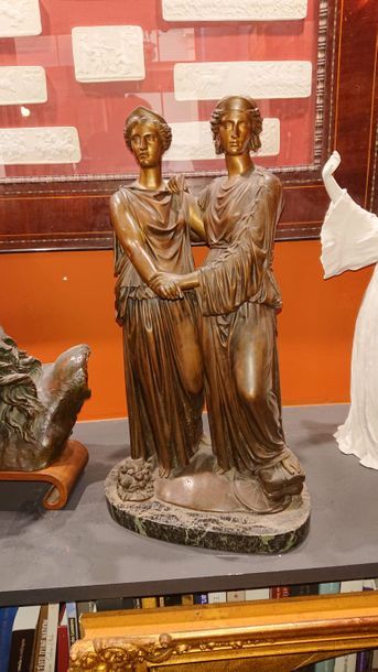 null 65.1 CROZATIER
Deux femmes à l’antique se tenant la main
Bronze.
H : 55 cm.