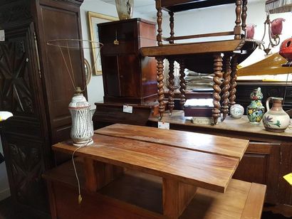 null Ensemble de meubles style rustique : table demi-lune, buffet style Renaissance,...
