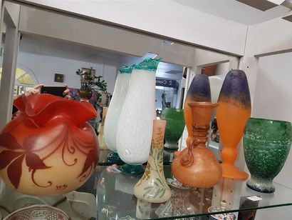 null Lot en verre marmoréen et verre peint comprenant un vase boule à décor de feuillages,...