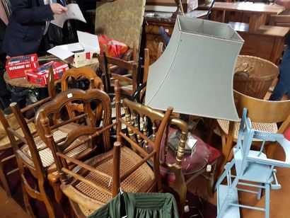 null Commode en loupe XIXème siècle, lot de chaises cannées ou paillées, fauteuil...