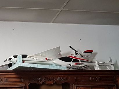 null Lot de maquettes d'avions en polystyrène et divers.
+ hélicoptère.