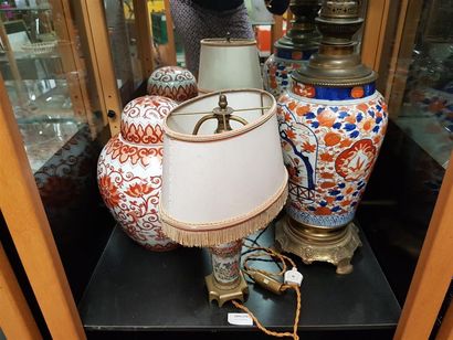 null CHINE : 
Lot comprenant un vase balustre monté en lampe à pétrole à décor Imari...