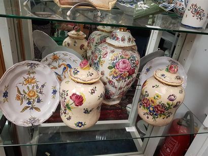 null Lot en faïence comprenant trois assiettes, une paire de vases couverts, un grand...