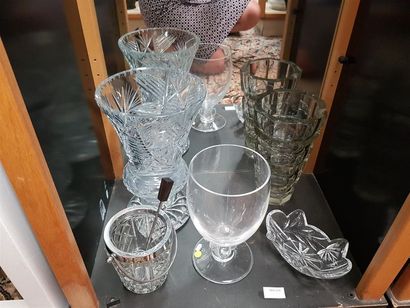 null Lot en verre et cristal comprenant un grand vase balustre à col évasé, un vase...