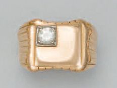 null Bague chevalière en or jaune 750/1000 avec diamant dans un coin.
Poids brut:...