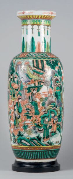 CHINE Grand vase en porcelaine polychrome, style «famille verte».
XIXe siècle.
H.:...
