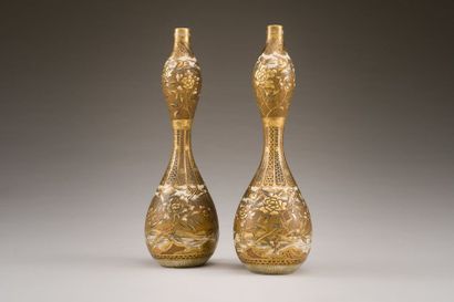 JAPON Paire de vases double-gourde en faïence fine à décor émaillé polychrome et...