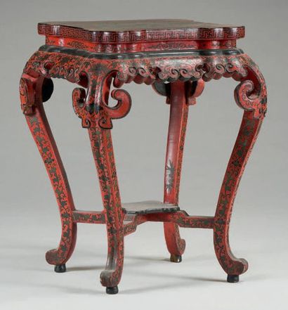 null Table carrée de salon en bois laqué noir et rouge à décor de rinceaux feuillagés...