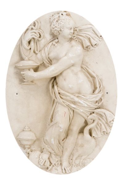 null Deux reliefs ovales en plâtre d'après l'antique «Vénus» et «Femme tenant un...